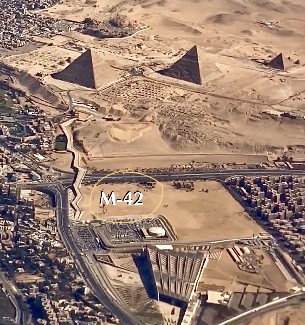 M42 sur Terre, emplacement entouré devant les pyramides